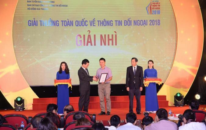 Nhà báo Đăng Trường nhận giải Nhì Giải thưởng toàn quốc về thông tin đối ngoại 2018.