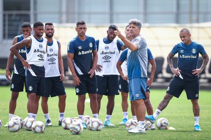 Renato orienta jogadores em treino — Foto: Lucas Uebel/Grêmio