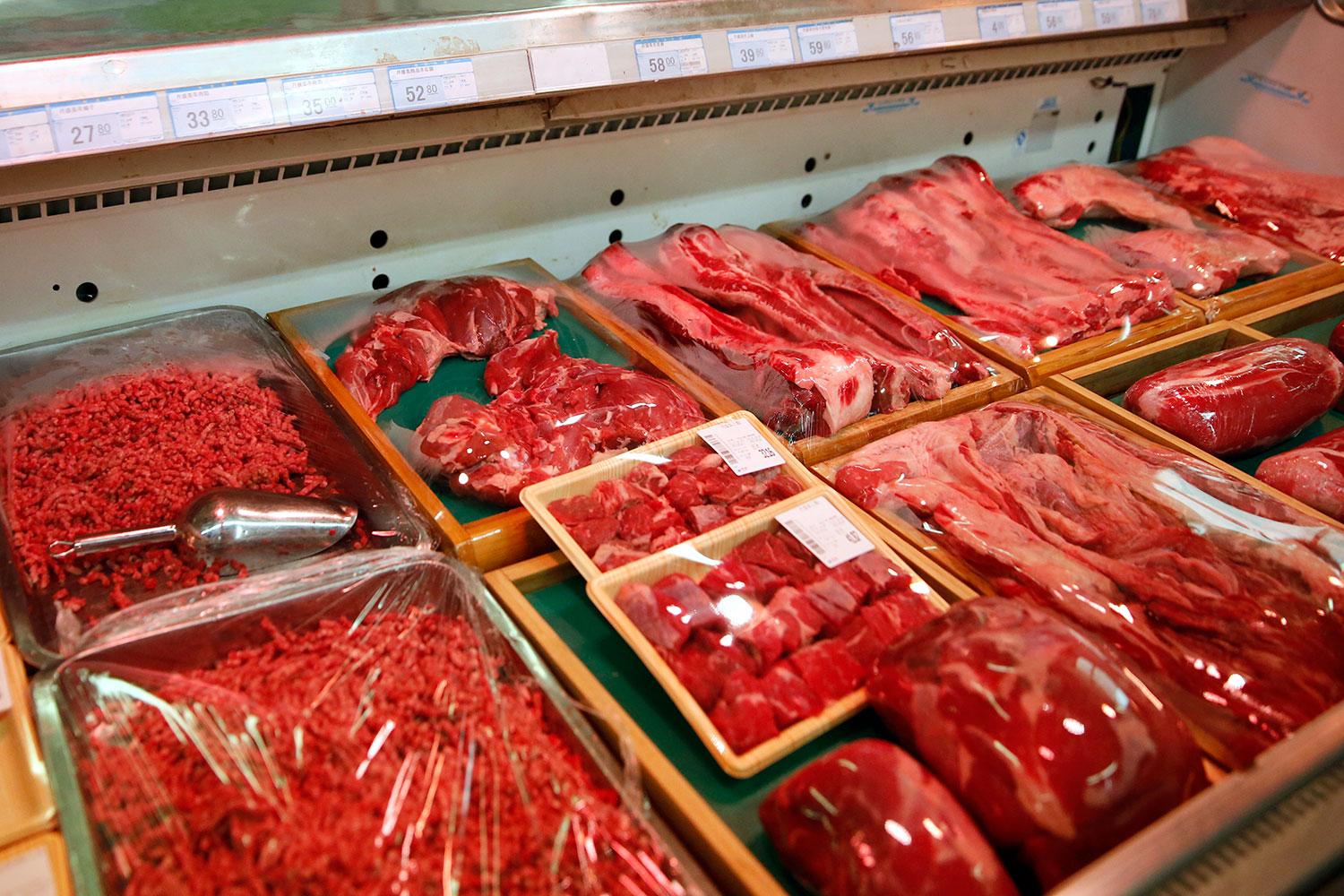 图为北京一家超市出售牛肉。(美联社)
