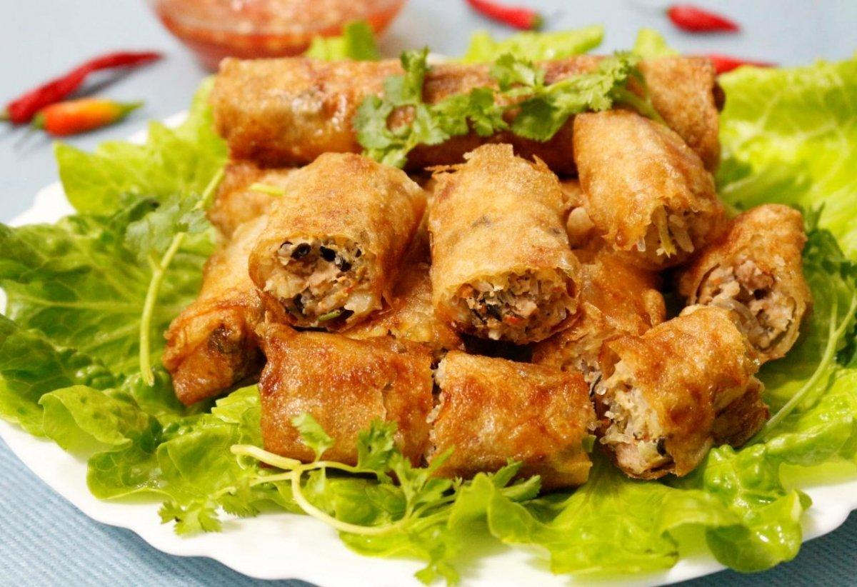 Chuẩn bị mâm cơm cúng ông Công ông Táo với món nem rán