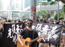 2019年10月9日,有声援梁天琦的香港市民带同结他高歌,为梁天琦打气。(文海欣 摄)