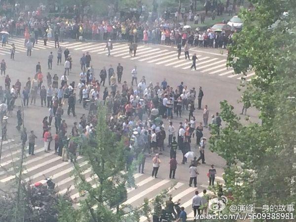 重庆逾千村民围政府阻交通遭数百警察镇压