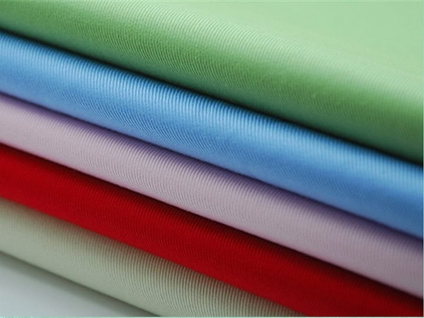 Chất vải và màu sắc là yếu tố quyết định đến chất lượng của áo thun đồng phục