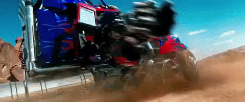 Gif do filme Transformer, onde Optimus Prime, um robô alienígena de metal, se transforma de um caminhão para um robô gigante.