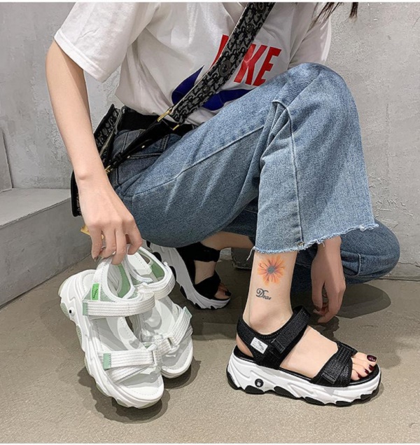 Phối quần jean ống rộng nữ cùng đôi giày sandal