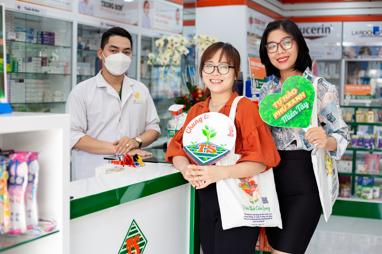  Quý khách hàng đồng hành cùng Trung Sơn Pharma trong chương trình “TỰ HÀO PHỦ XANH MIỀN TÂY