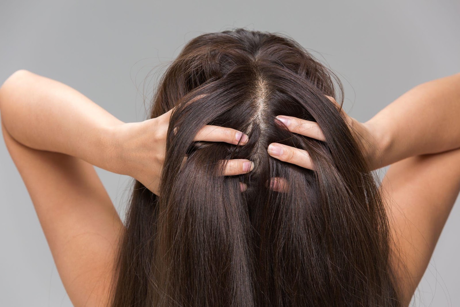 Массаж головы пальцами может усилить густоту волос.