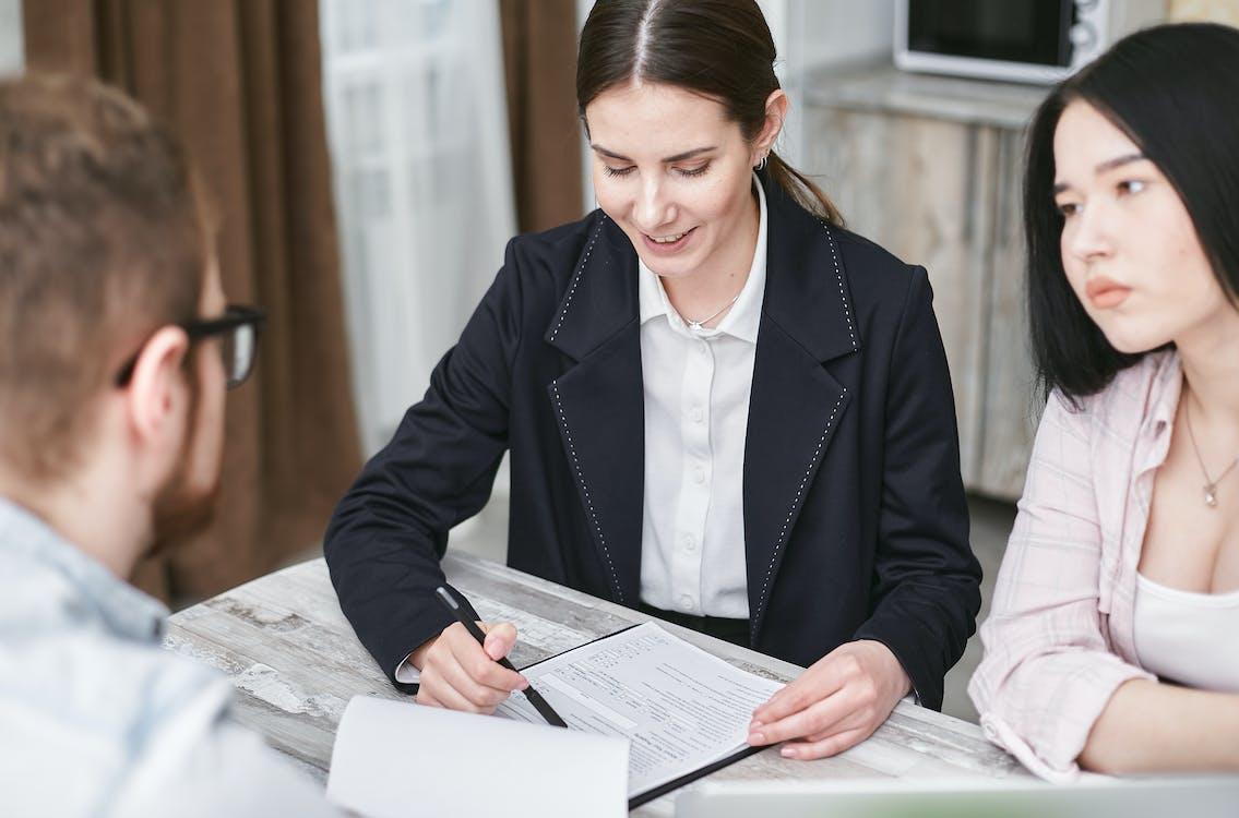 Free A Woman Explaining to Her Client Stock Photo