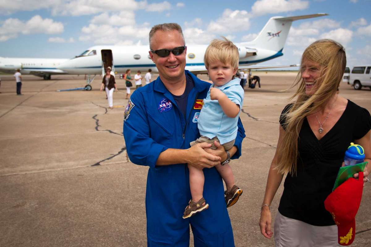 Жены астронавтов — Дуглас херли с семьей