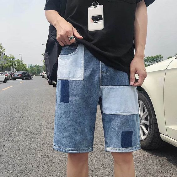 Phối áo thun đen với quần short jean xanh