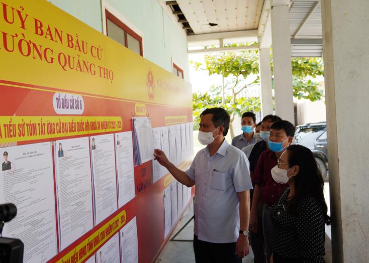 Đồng chí Chủ tịch UBND tỉnh, Chủ tịch UBBC tỉnh Trần Thắng kiểm tra công tác chuẩn bị bầu cử đại biểu Quốc hội khóa XV và đại biểu HĐND các cấp nhiệm kỳ 2021-2026 tại thị xã Ba Đồn.