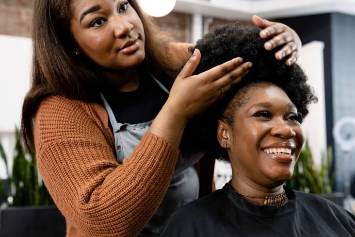 Hairdresser cần có kỹ năng tiếp cận khách hàng để đáp ứng nhu cầu của họ