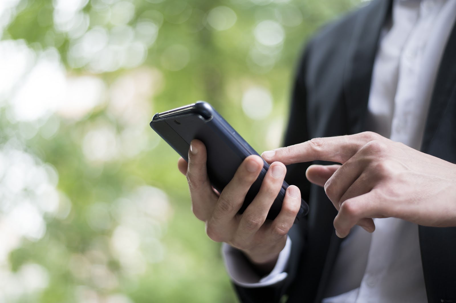 É possível ativar ou desativar o serviço de roaming no seu celular.
