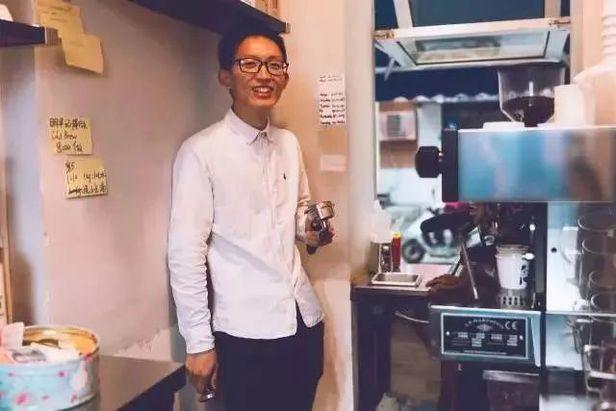 중국 매너커피 창업자 한위룽이 상하이 징안구 난양루의 2㎡ 크기 첫 매장 안에서 촬영한 모습. /중국 잉상왕