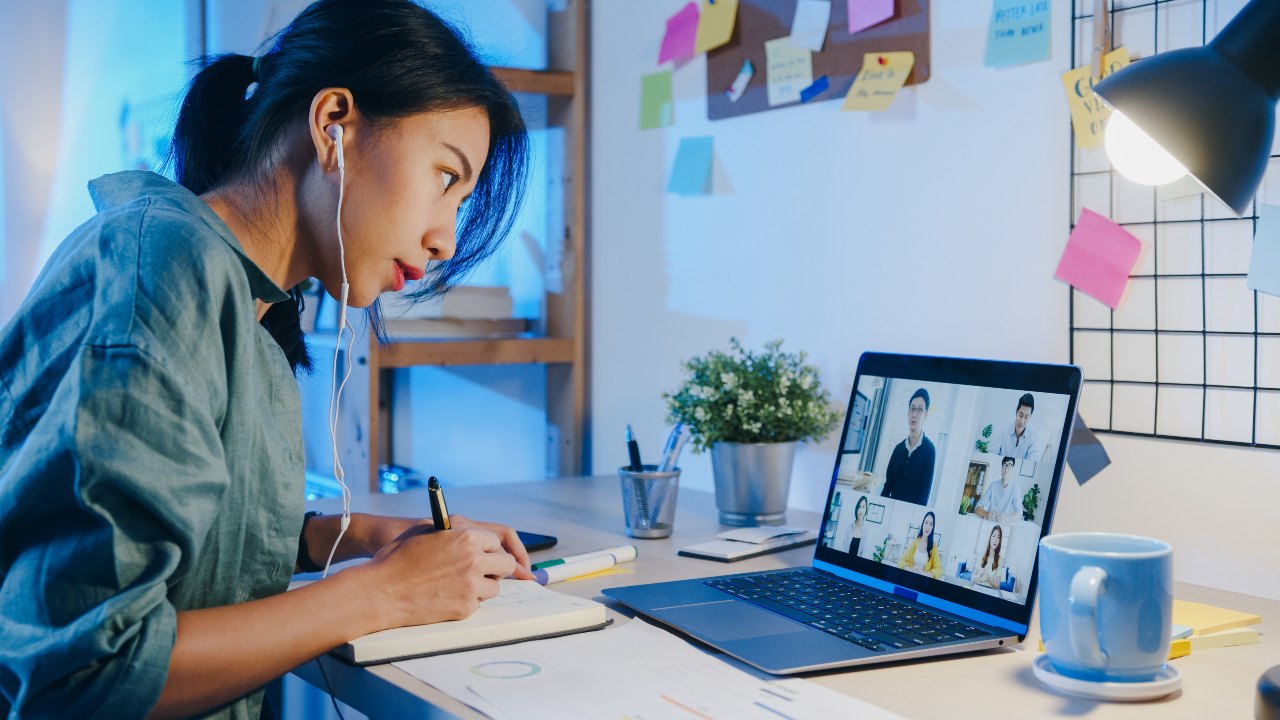 Mobile Workforce Management: Woman working at her laptop