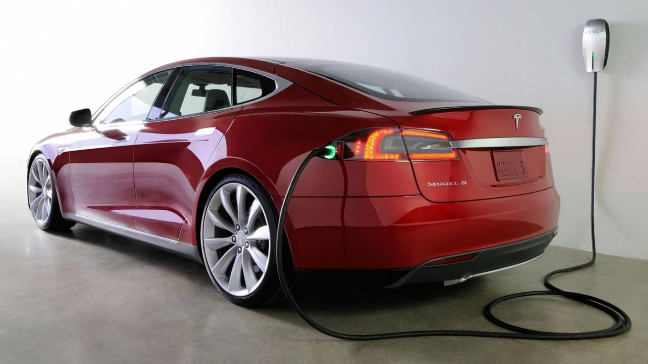 Tesla Model S с новой зарядкой High Power Wall Connector