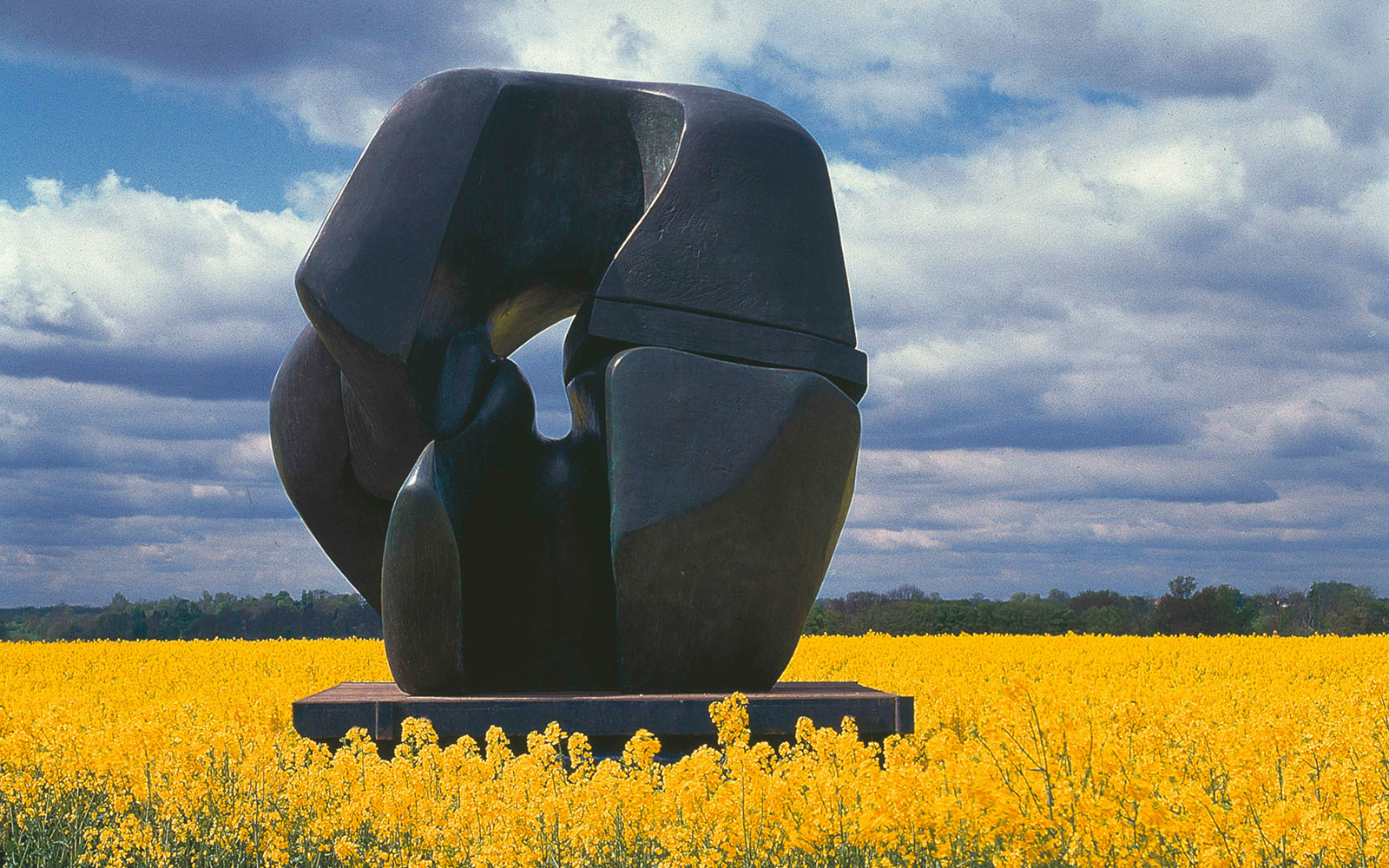 “Pieza de Bloqueo,” by Henry Moore.