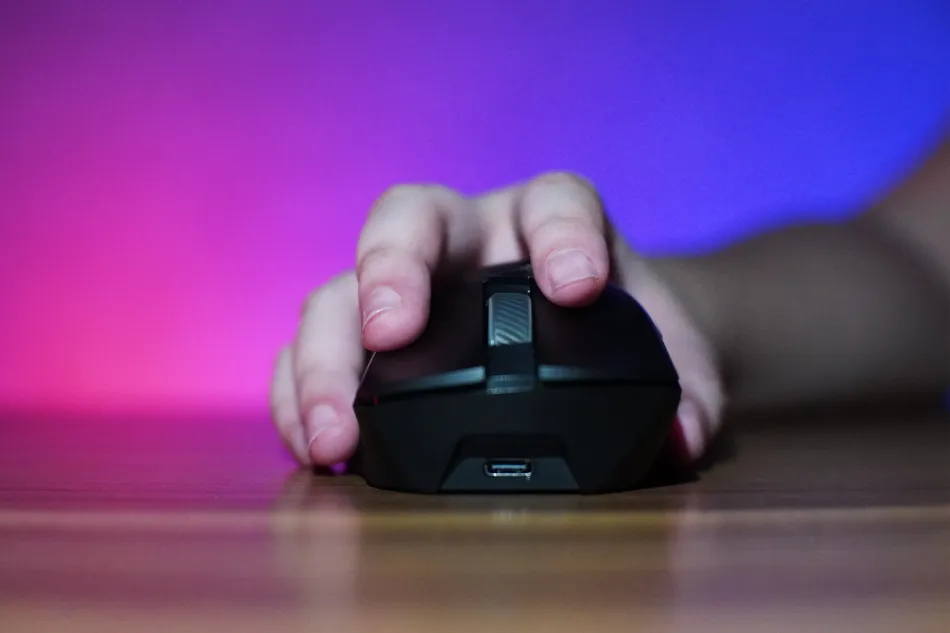  When holding your gaming mouse your thumb should be free to push the side buttons when necessary.