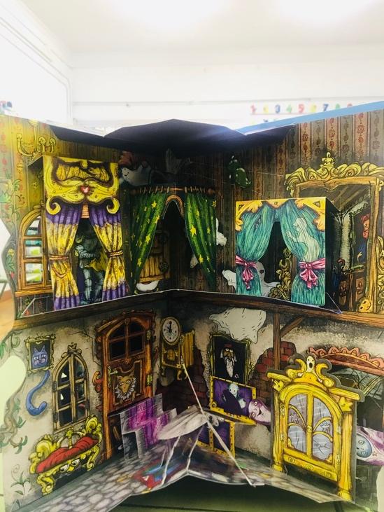 Imagen que contiene interior, colorido, tabla, pintado

Descripción generada automáticamente