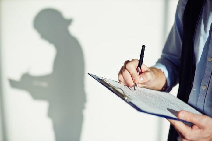 hombre escribiendo objetivos de curriculum de petroleo