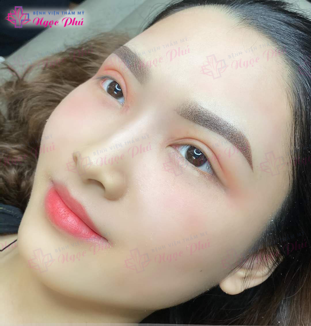 Phun lông mày collagen là phương pháp kết hợp giữa phun thêu lông mày bằng máy phun thêu công nghệ collagen chuyên dụng để tạo dáng cho cặp chân mày như mong muốn.