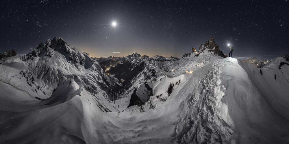 foto con luce lunare in montagna fotografia notturna