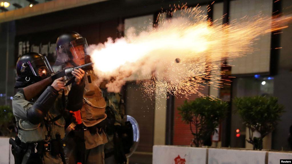防暴警察在香港著名旅游区尖沙咀对示威民众发射催泪弹。(2019年10月27日)