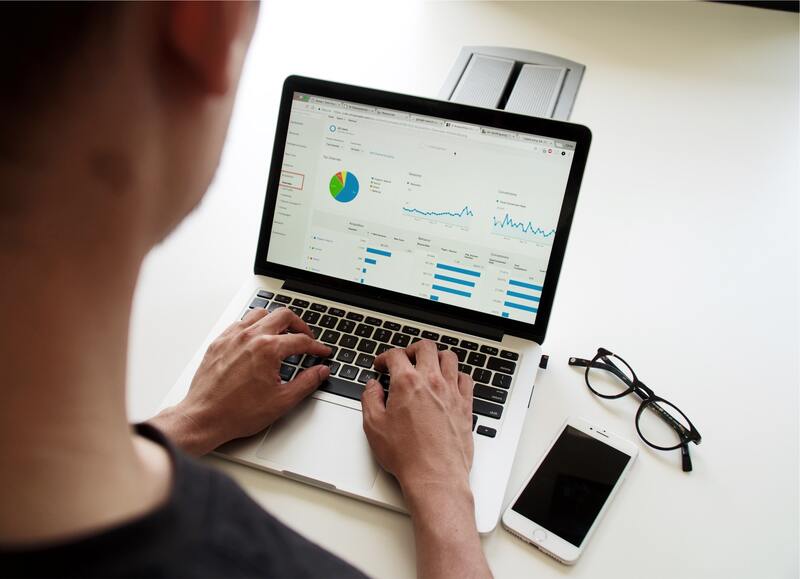 seseorang sedang membuat grafik di laptop