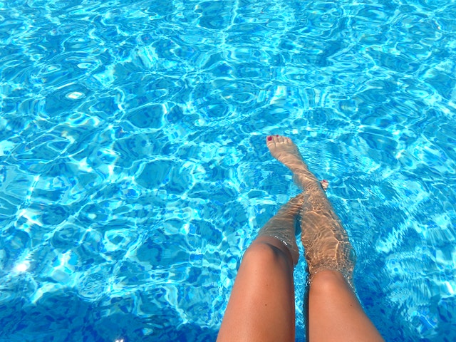 Schoon blauw zwembad benen Willy Naessens kortingscode