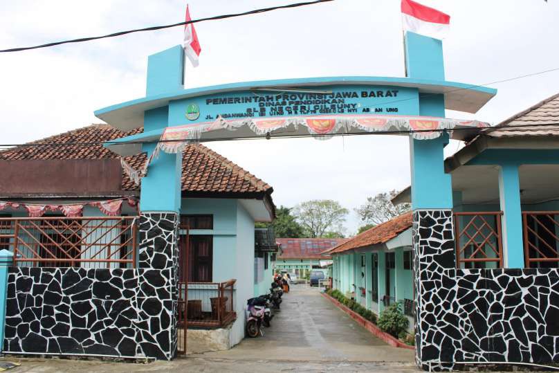 Gerbang B (Akses Utama)