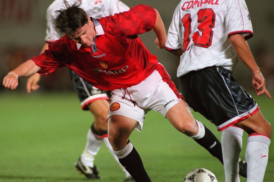 Midfielder of Manchester United Philip Mulryne (C) dribbles among Urawa Red Diamonds defenders, Masaki Tsuchihashi (L) and Nobuhisa Yamada (R) in a friendly match 22 July. Manchester United beat Red Diamonds by 2-1.       / AFP PHOTO / TOSHIFUMI KITAMURA