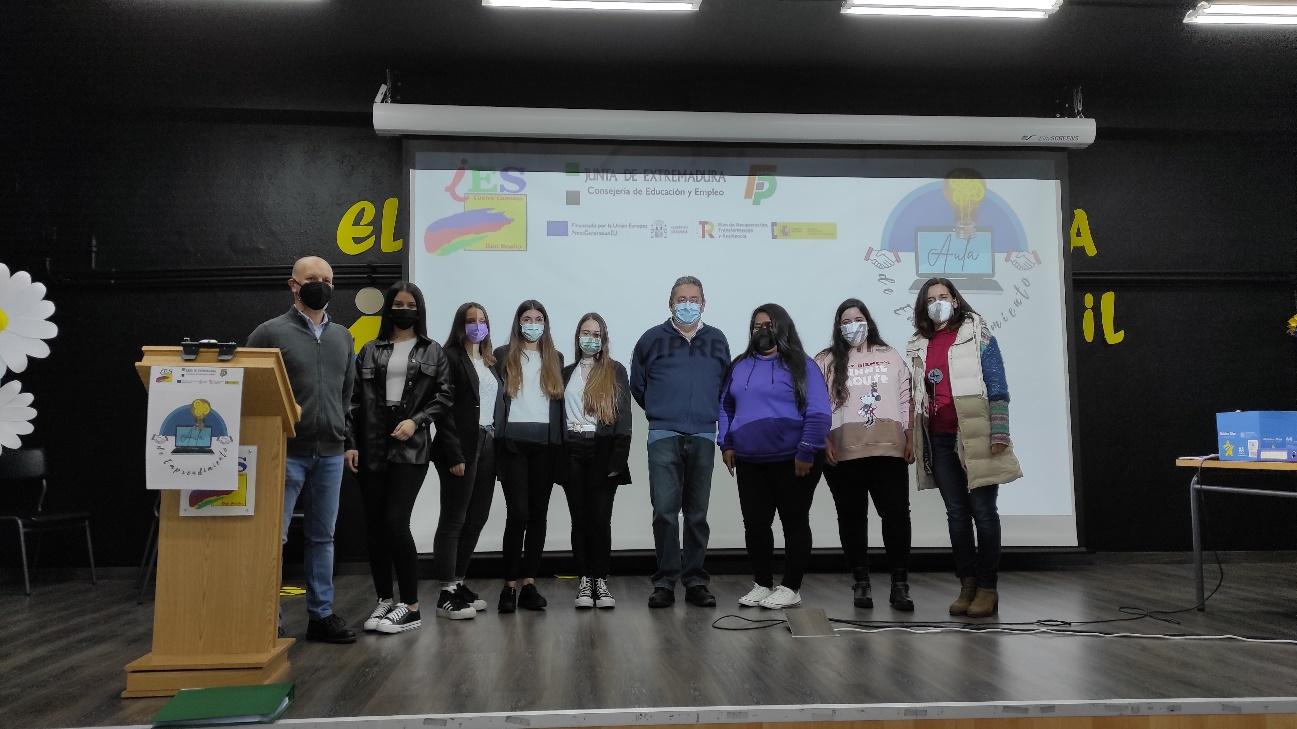 Un grupo de personas de pie

Descripción generada automáticamente con confianza media