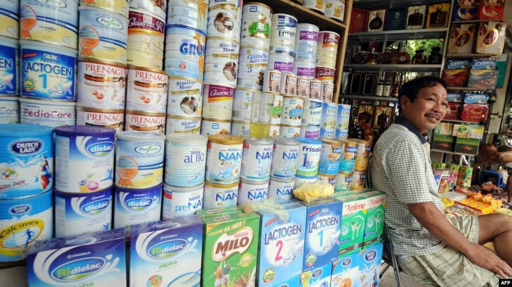 Một cửa hàng bán sữa bột công thức ở Việt Nam. WHO và UNICEF cảnh báo về các chiến lược tiếp thị sữa mà họ cho là "sai lệch" ở Việt Nam và nhiều quốc gia khác.
