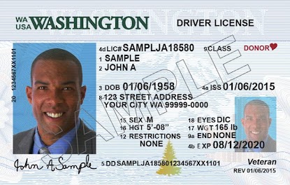 [ Descripción de la imágen: una muestra de la licencia de conducir del estado de Washington. La persona de piel oscura en la foto tiene el pelo corto y negro y lleva traje y corbata.]