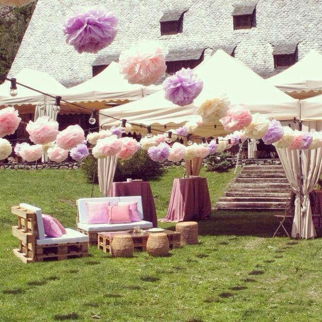 5 ideas para decorar tu boda con pompones de papel de seda | Party tent  decorations, Tent decorations, Small garden party ideas