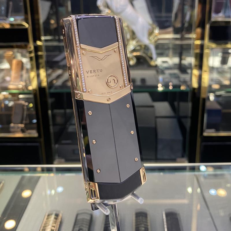 Mặt lưng Vertu Signature S Vàng Khối Điểm Kim Cương