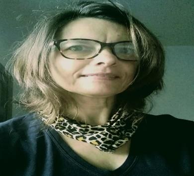 Mulher com óculos de grau

Descrição gerada automaticamente