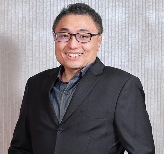A person wearing glasses
Description automatically generated with low confidence