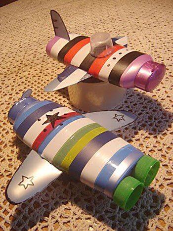 10 maneiras de brincar de avião - aviao de shampoo
