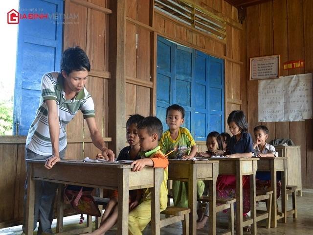 hinh-anh-nguoi-thay-giao-tre-gieo-chu-noi-quotcong-troiquot--giadinhvietnam.com 8