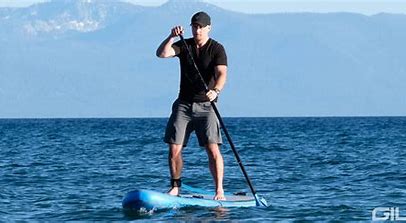 Man on a Paddleboard showing the right arm posture and how to hold the paddle correctly