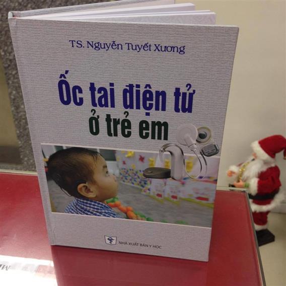 Bác sĩ Nguyễn Tuyết Xương là tác giả cuốn sách “Ốc tai điện tử ở trẻ em”