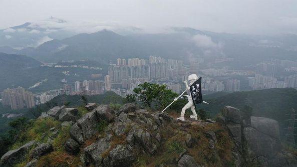港版民主女神像夜登狮子山