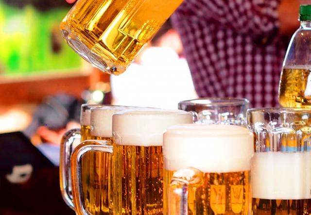 ビアガーデン、ビアホールのドリンク台の写真。ビールジョッキにビールの入ったグラスが並べられている。