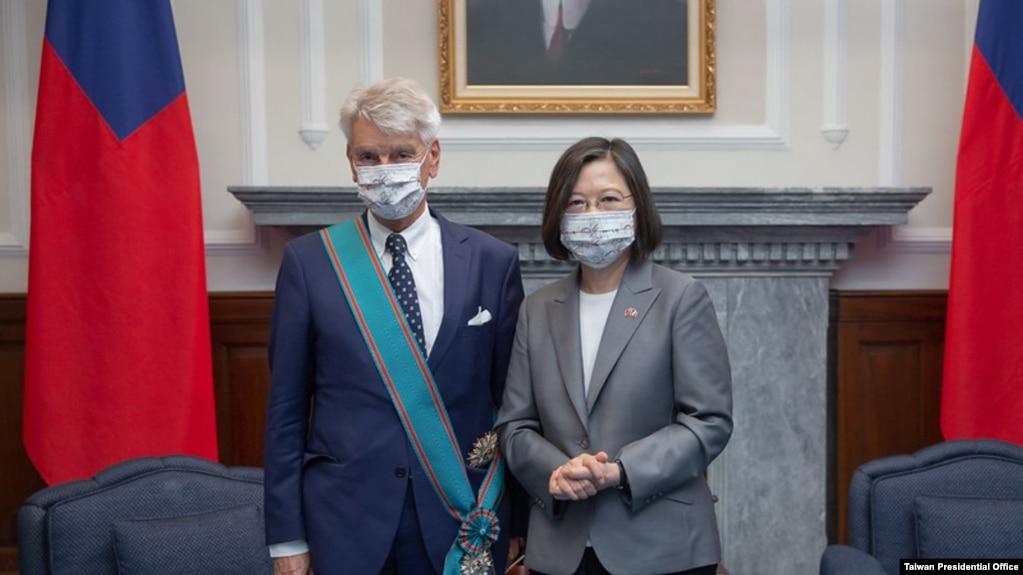 台湾总统蔡英文10月7日在台北颁授法国参议院友台小组主席李察“特种大绶卿云勋章” (台湾总统府提供)
