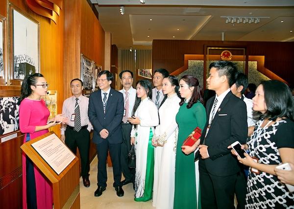 Đoàn đại biểu HNBVN đi tham quan Nhà Truyền thống Quốc hội