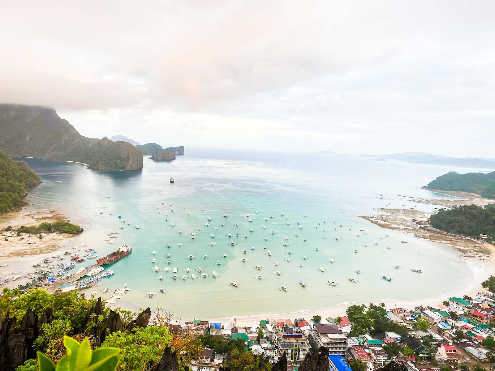 【菲律賓巴拉望】愛妮島自由行必挑戰！攀登 Taraw Cliff 將市區美景海景一網打盡！一次告訴你瘋狂的攻頂攻略｜三八旅客