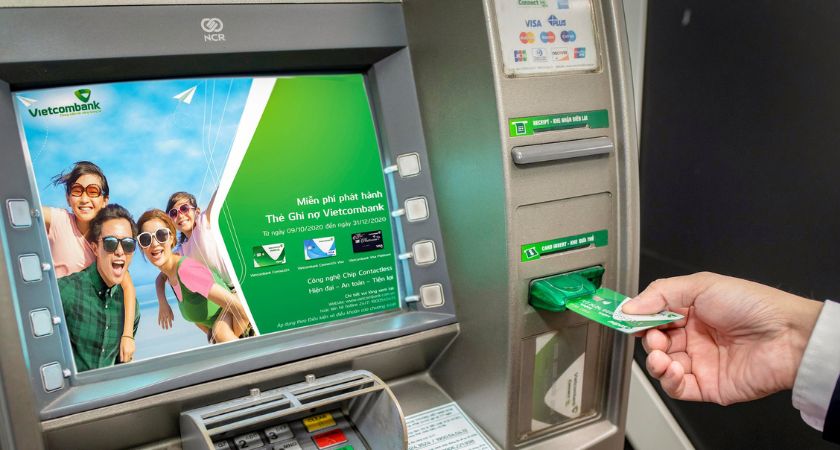 Nhiều chi nhánh ngân hàng đã yêu cầu khách hàng 100% phải sử dụng thẻ gắn chip mới thực hiện được giao dịch