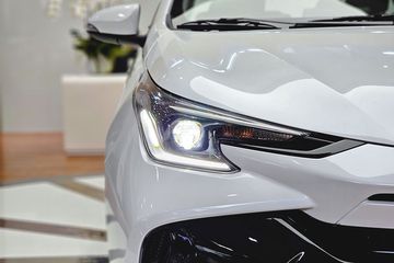 Phiên bản Toyota Vios 2023 cao cấp nhất còn có thêm dải đèn chiếu sáng ban ngày hình chữ L sắc sảo