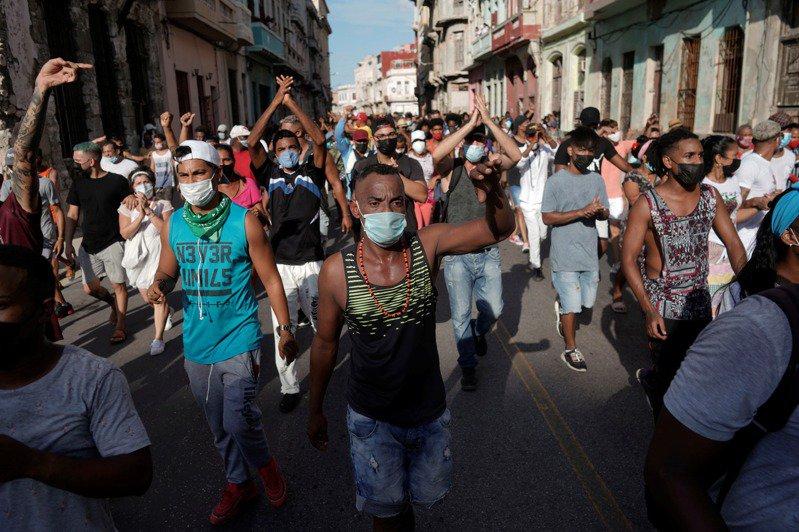 成千上萬古巴人十一日在哈瓦那等地上街抗議共產政府，沿街遊行並高呼「獨裁下台」及「我們要自由」。（路透）